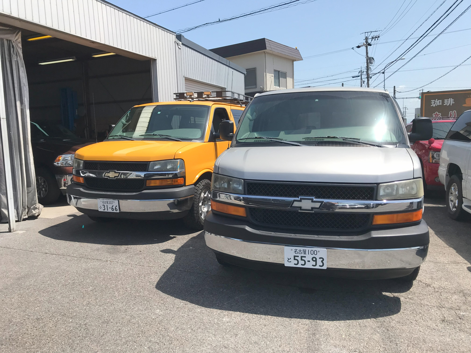 納車準備中 シボレー エクスプレス×2台