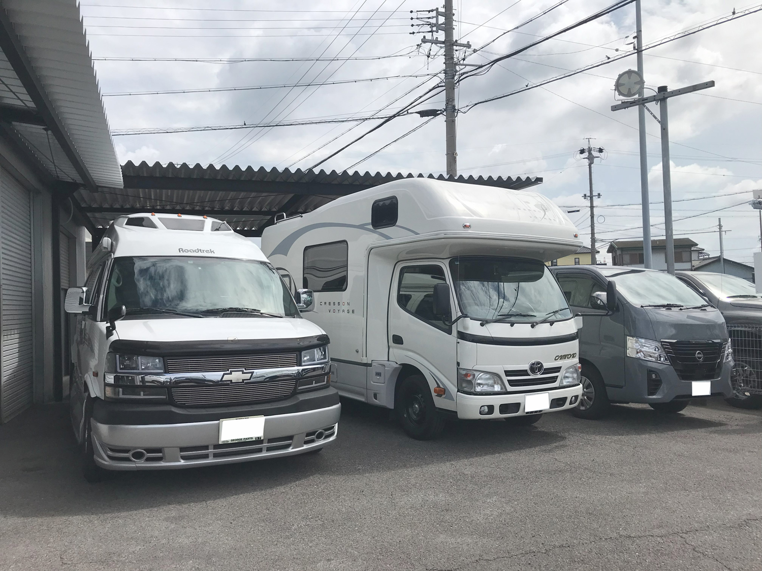 車検や鈑金入庫。ラムトラック タンドラ 国産車販売